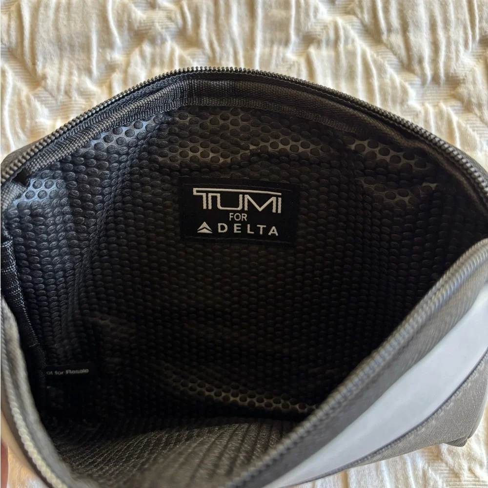 Tumi For Delta Airlines Small‎ Travel Storage Bag Zipper Pouch Toiletries Gray